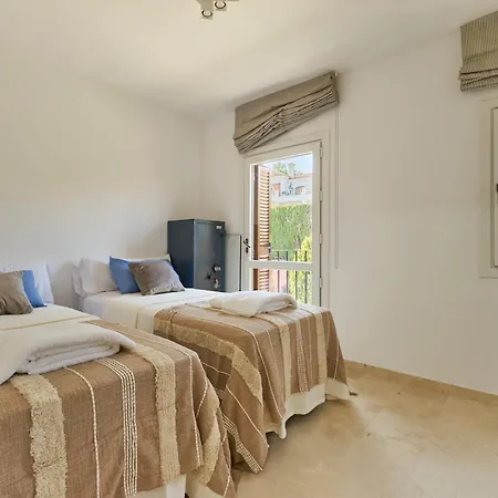 Beautifully Renovated Summer House Pass The Keys